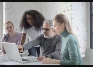 Équipe de conseil en intelligence artificielle travaillant sur un projet IA en entreprise