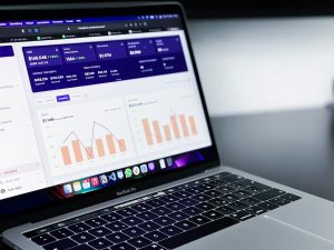 Tableau de bord CRM affichant des indicateurs de revenus et de ventes, illustrant un ERP ou CRM construit avec l'intelligence artificielle