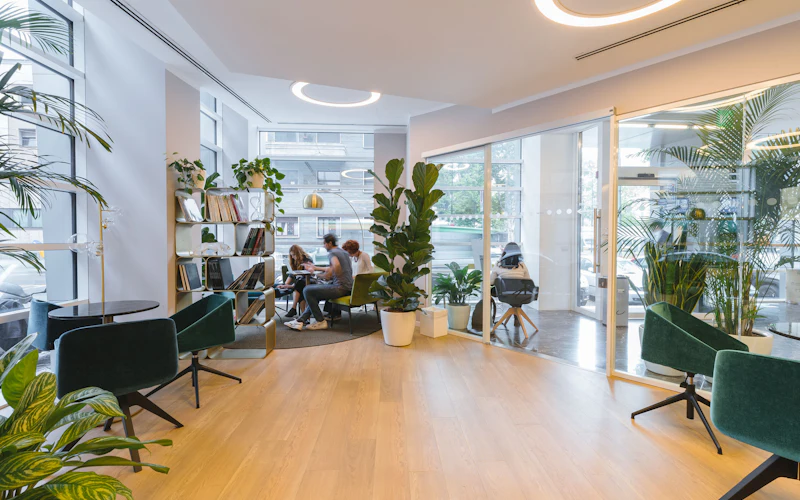 Espace de travail lumineux avec des plantes